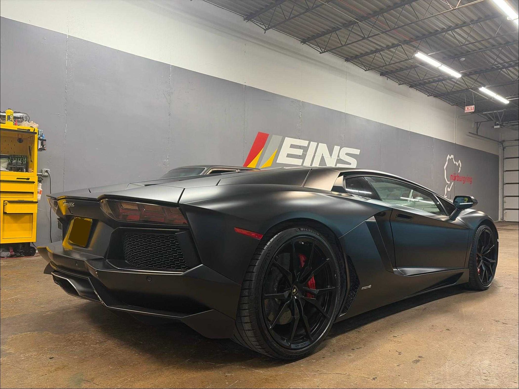 Aventador in front of the Eins wall
